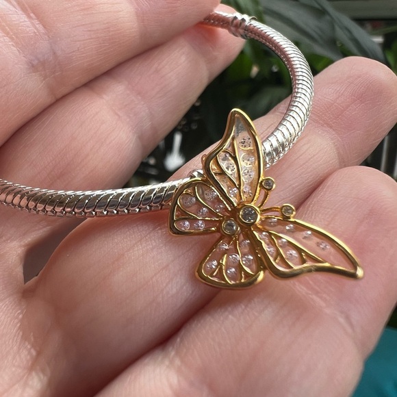 Stunning Gold Butterfly Pendant/Charm - Picture 8 of 13